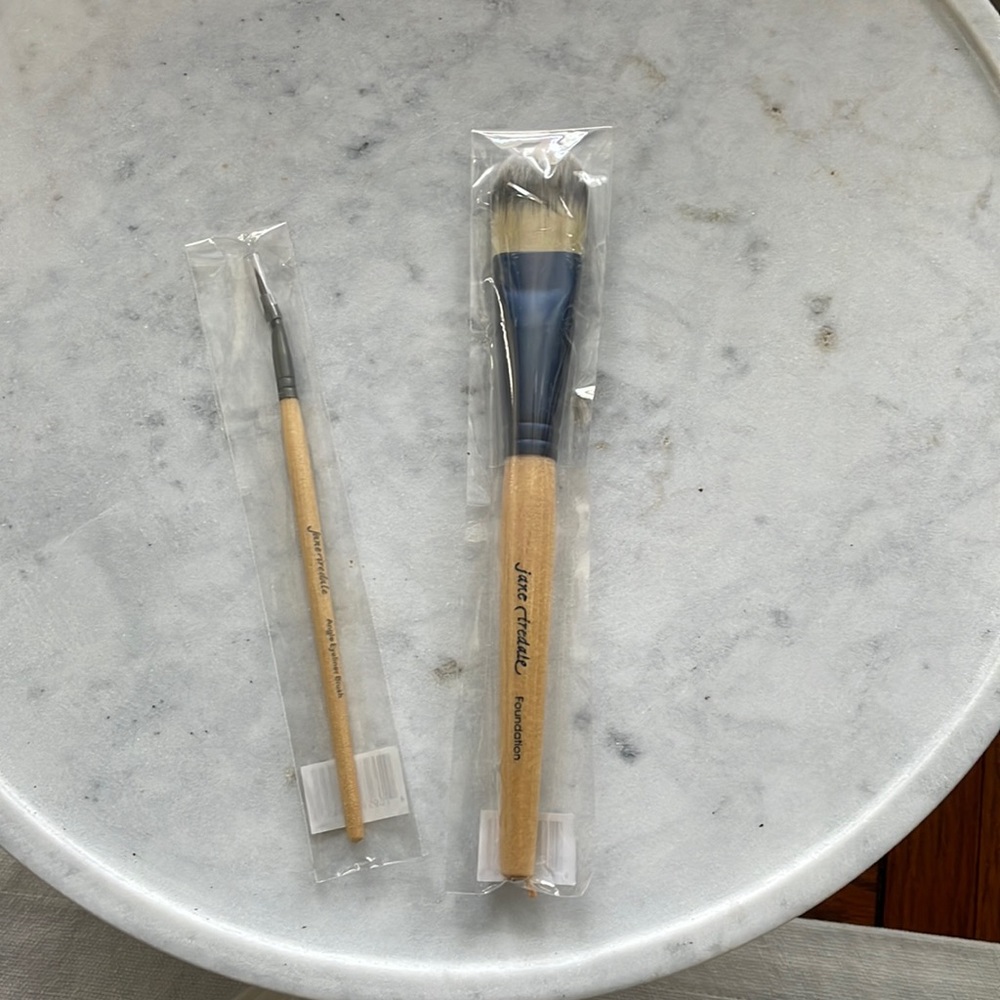 Jane Iredale Angle Eyeliner Brush and foundation brush-New